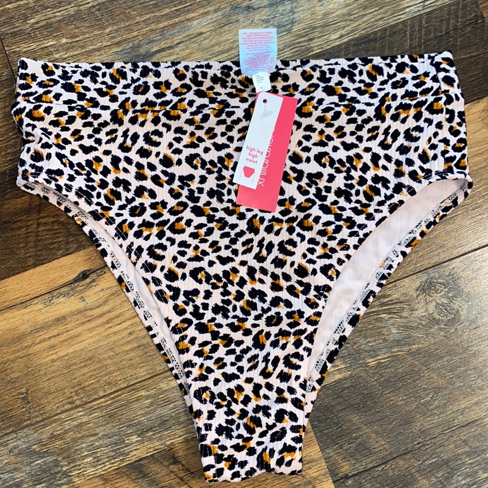 NWT size medium Xhilaration leopard bottoms
